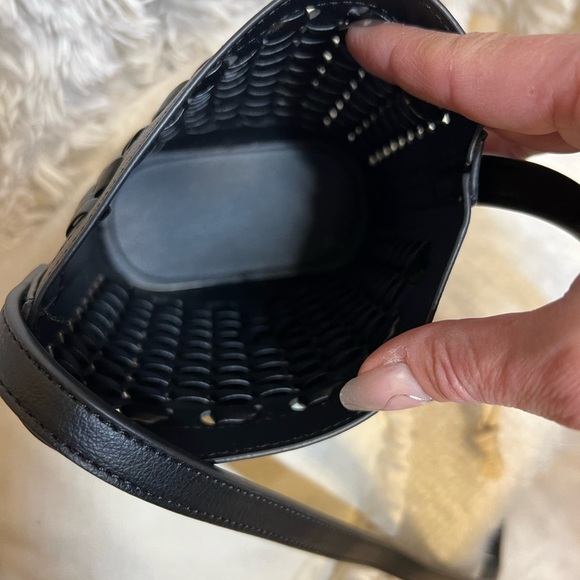 🖤🖤NWT- ADORABLE BLACK WOVEN BUCKET CROSSBODY W/ INTERIOR DRAWSTRING BAG🖤🖤 - Picture 11 of 14